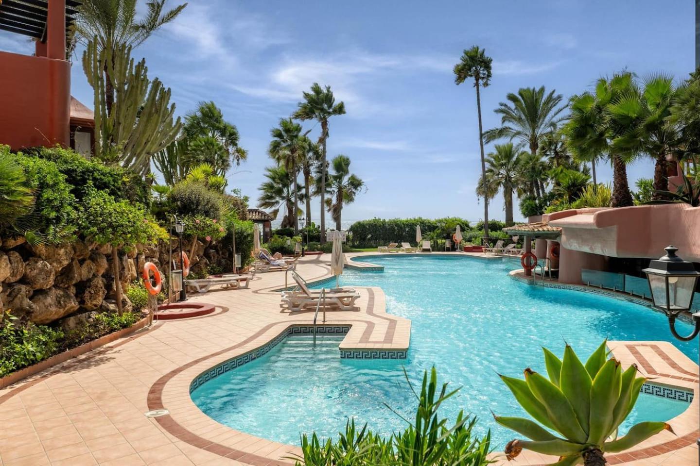Beachfront Penthouse, Pool Gym Apartment Estepona